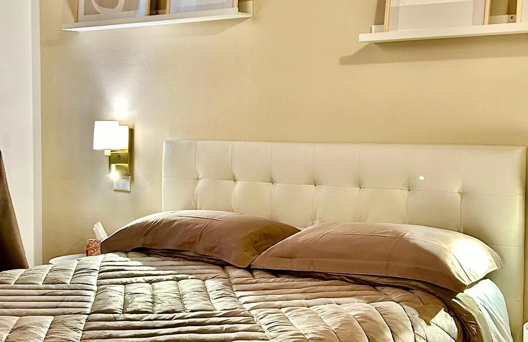 Rosso Verona Suite-Free Parking-1