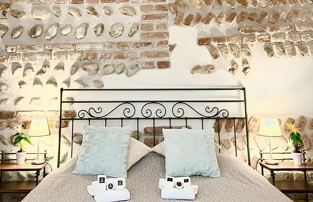 Arena in Love - Centre Rooms-1