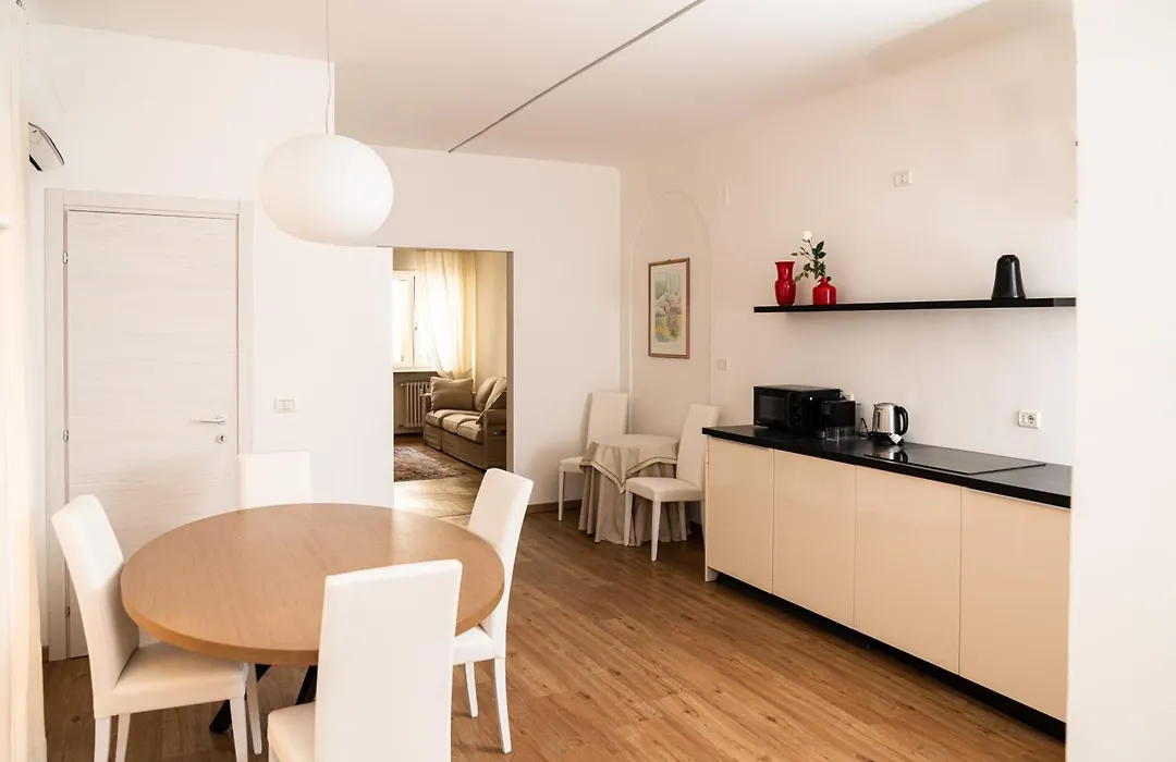 Domus Verona - Elegante residenza con affaccio su Porta Leoni-1