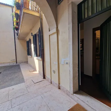 Anastasia Apartment - Piazza Erbe City Center-3