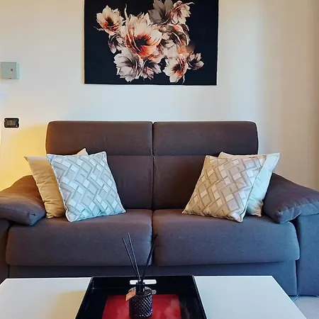 Verona Top Floor Flat & Garage-3