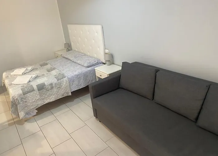 Stadio 1 Verona - appartamenti monolocali - mq 25 ciascuno con una stanza un bagno privato e un cucinotto - massimo 4 posti ognuno - se si prenotano entrambi - 50 mq totali con 2 stanze, 2 bagni e 2 cucinotti