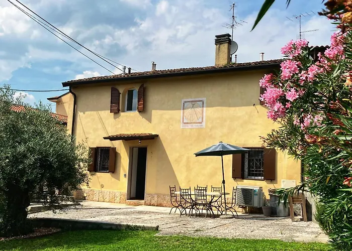 Castel Montorio - Camera Matrimoniale con Bagno in Casa Condivisa Verona