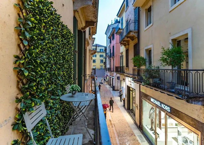 ARENA LUXURY EXPERIENCE Elegante appartamento di 78 mq in Via Mazzini, appartamento per 5 persone - WIFI VELOCE ed elegante balcone Verona