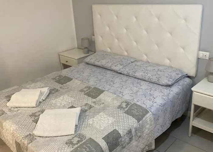 Stadio 1 Verona - appartamenti monolocali - mq 25 ciascuno con una stanza un bagno privato e un cucinotto - massimo 4 posti ognuno - se si prenotano entrambi - 50 mq totali con 2 stanze, 2 bagni e 2 cucinotti