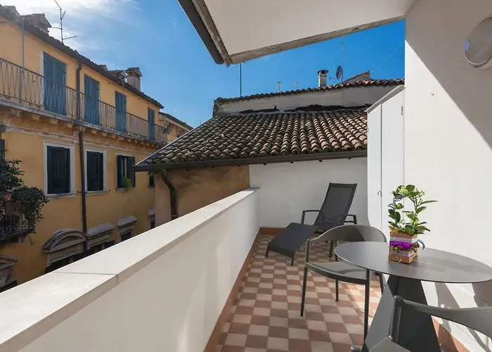 A World Aparts - 12 Viviani Verona